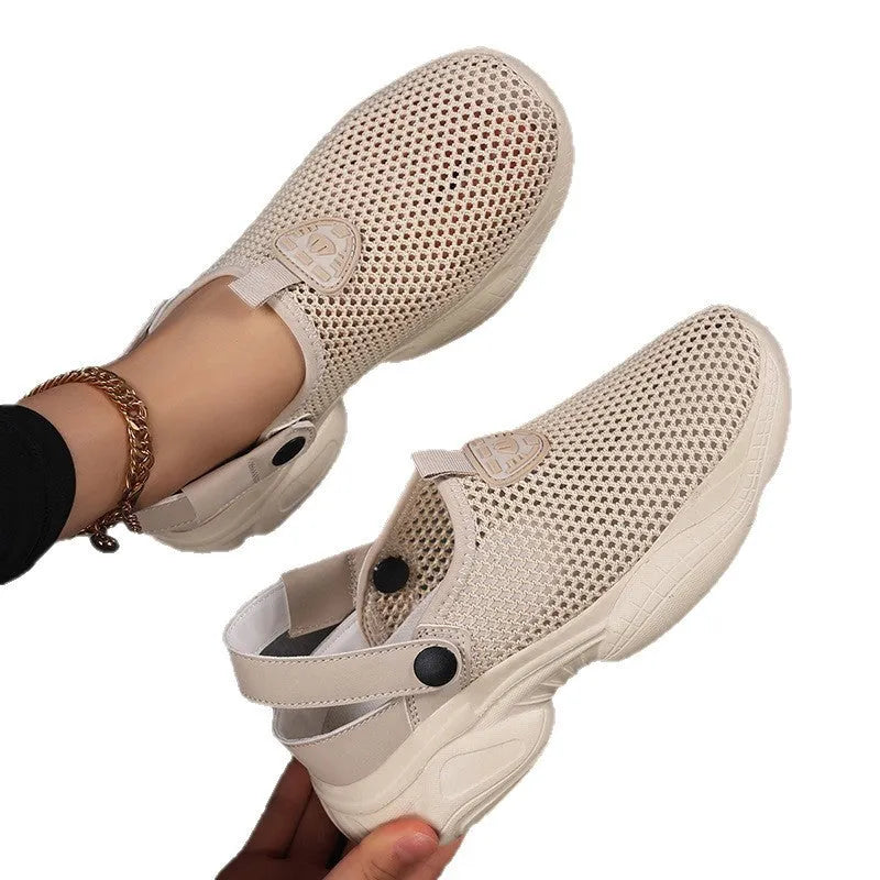 Women's black Flyknit casual sports sandals with round toe on a white background.