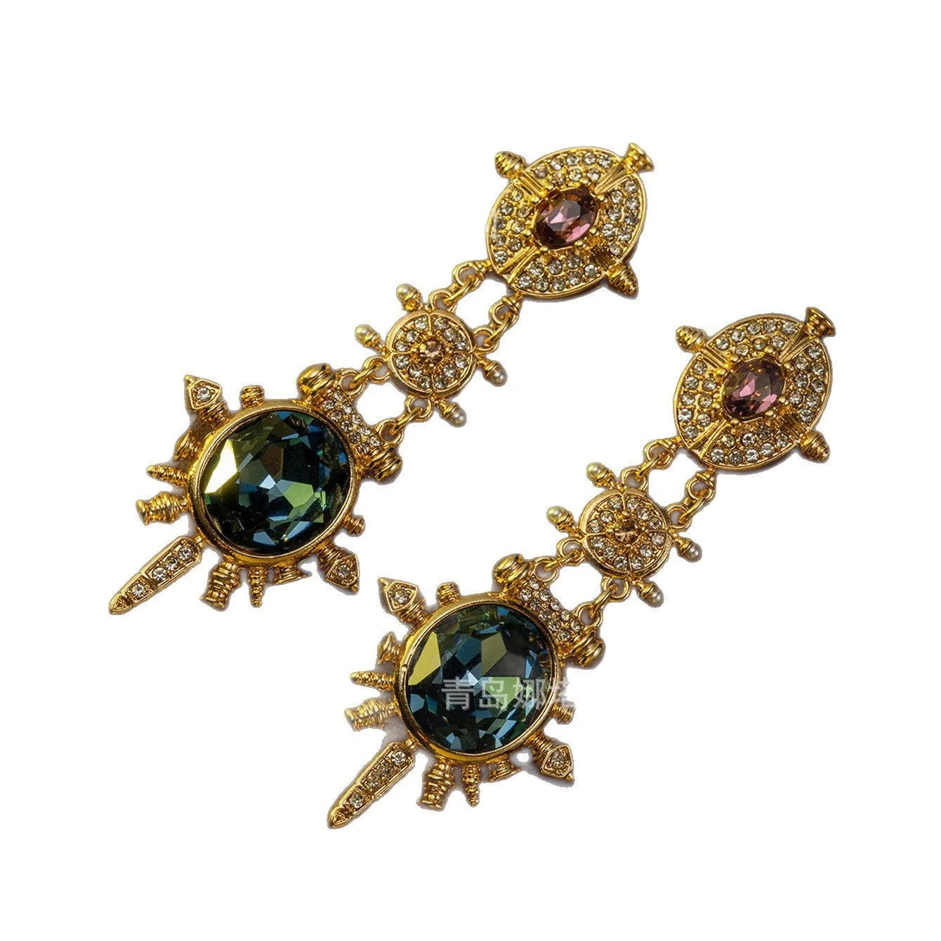 Gold geometric stud earrings with round shape and diamond treatment