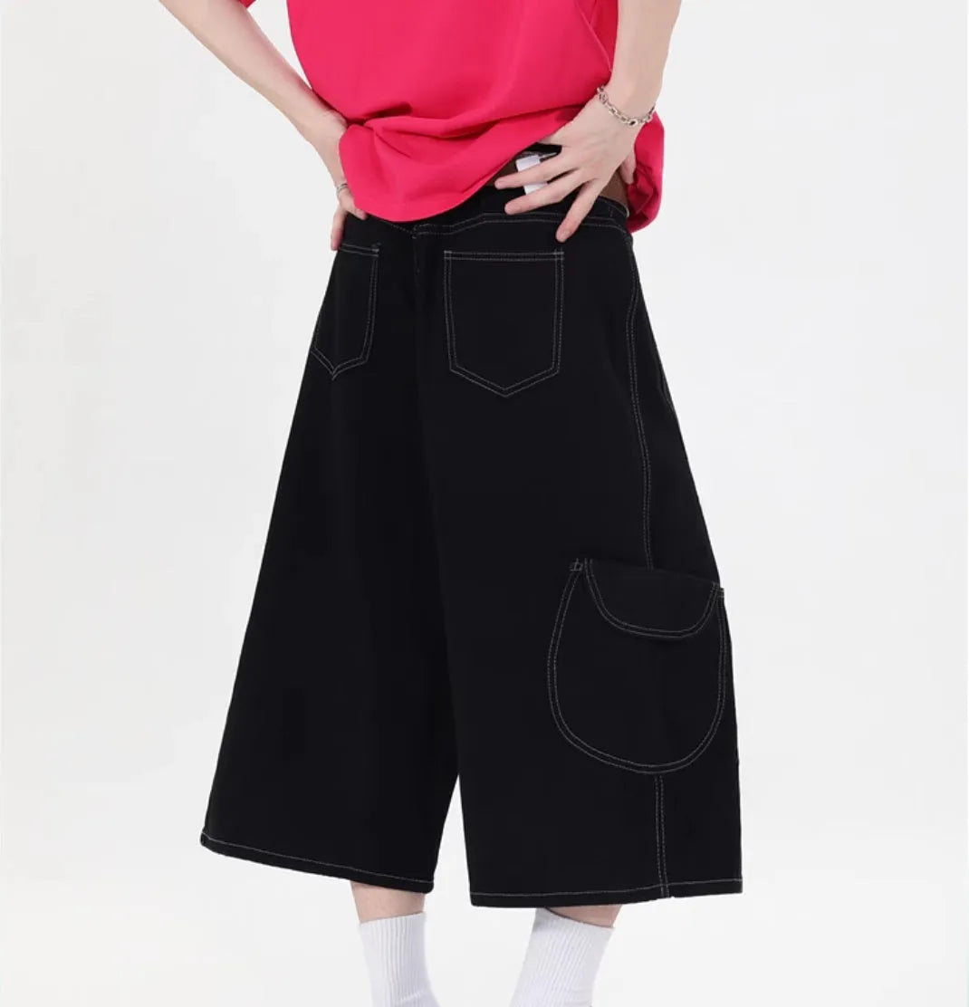 Retro multi-pocket denim shorts with wide leg cropped cut in black colour
