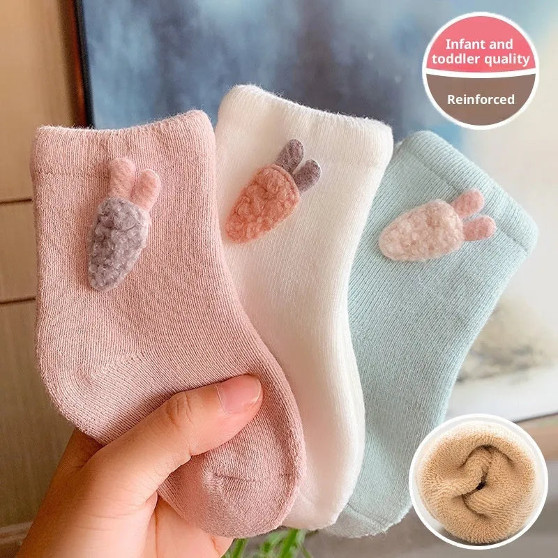 Baby socks with thick thermal construction, wool-lined fur edge, and cute cartoon giraffe print on polyester fibre fabric