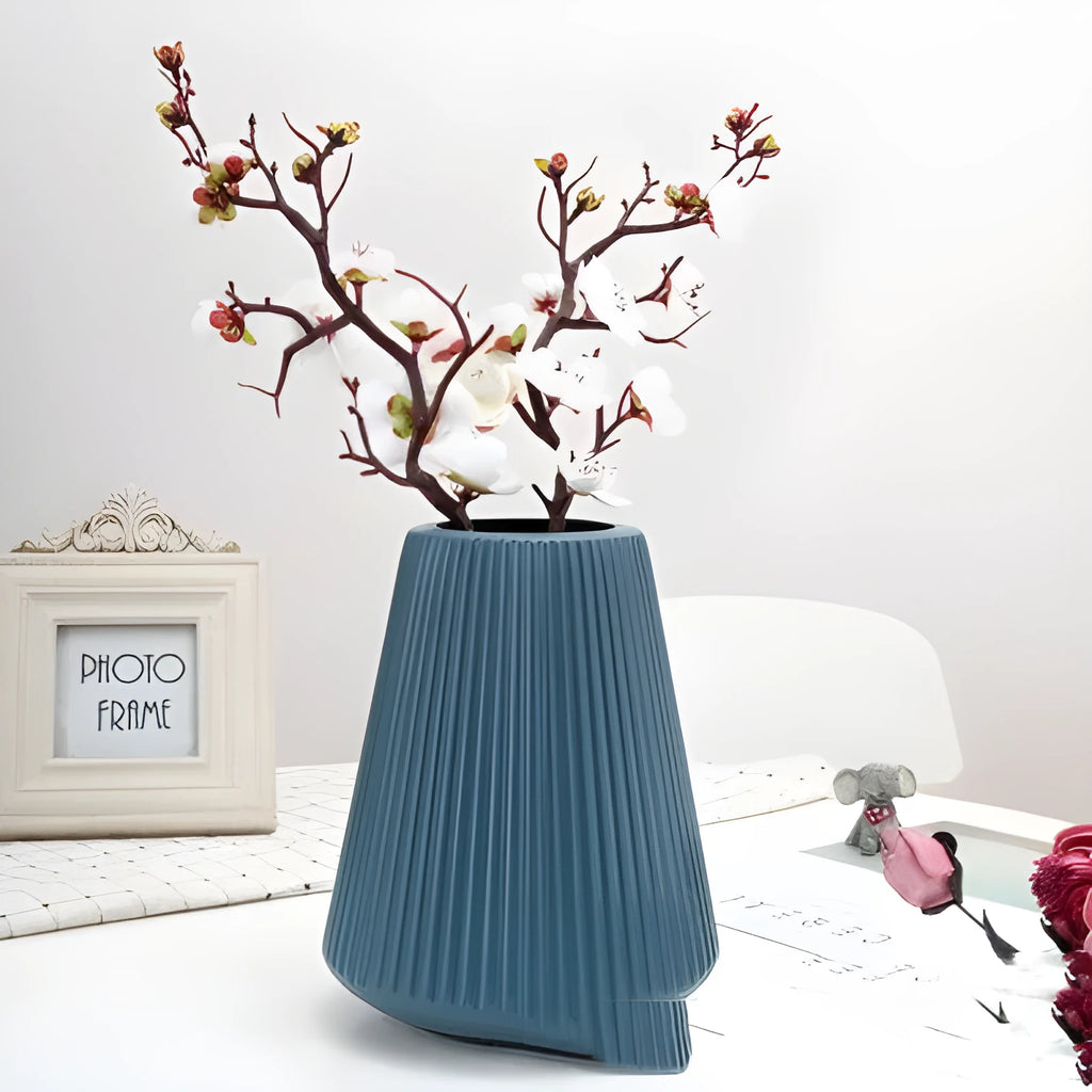 Melamine plastic decorative flower vase in blue colour measuring 16cm diameter 20cm height