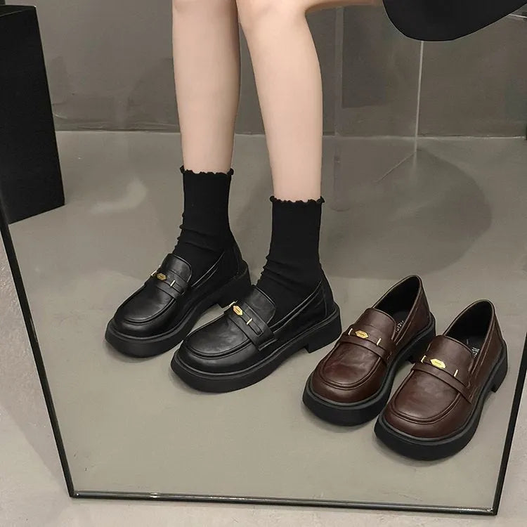Women's metal commuter soft bottom small leather shoes in black with round toe and low top