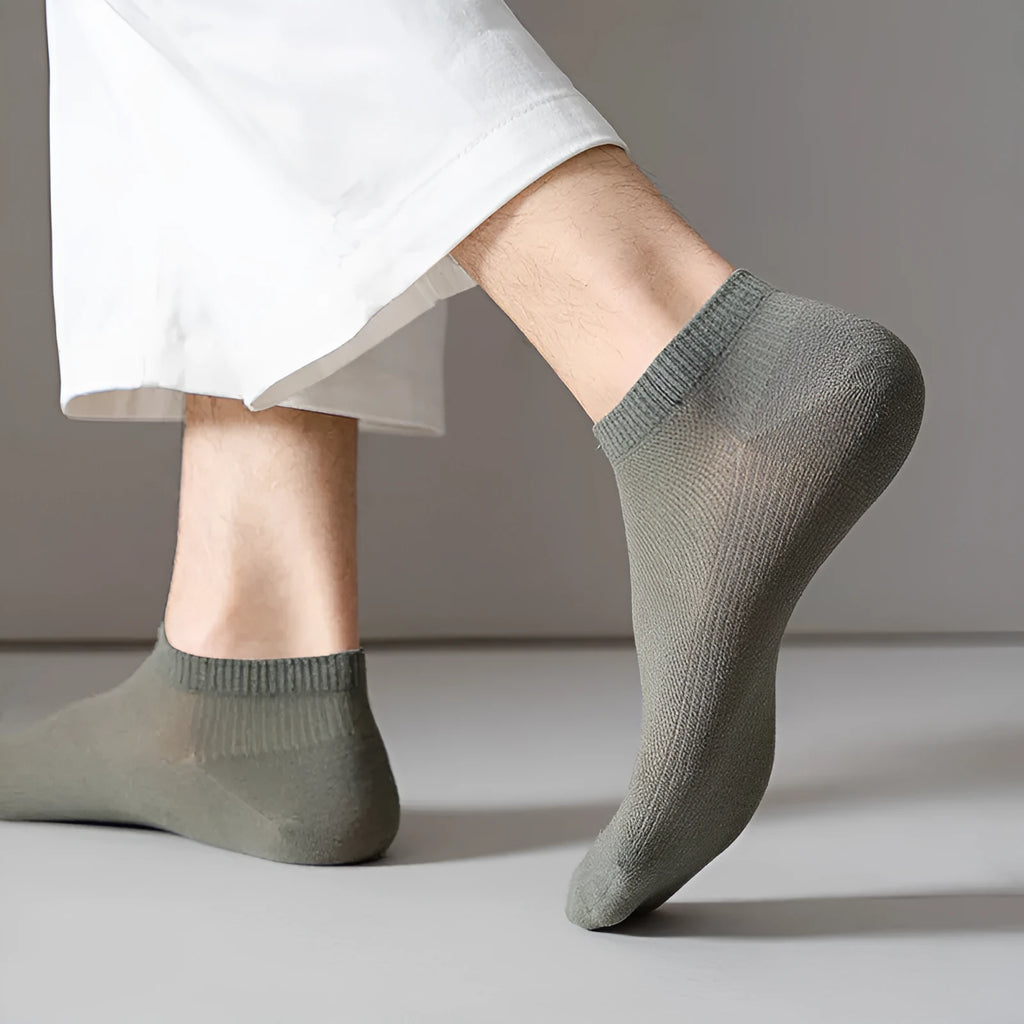 Men's solid colour low-cut boat socks made from polyester fibre on a plain background.
