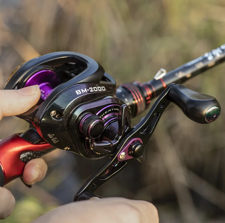 BM2000 graphite fishing reel with magnetic brake, shown in water drop design