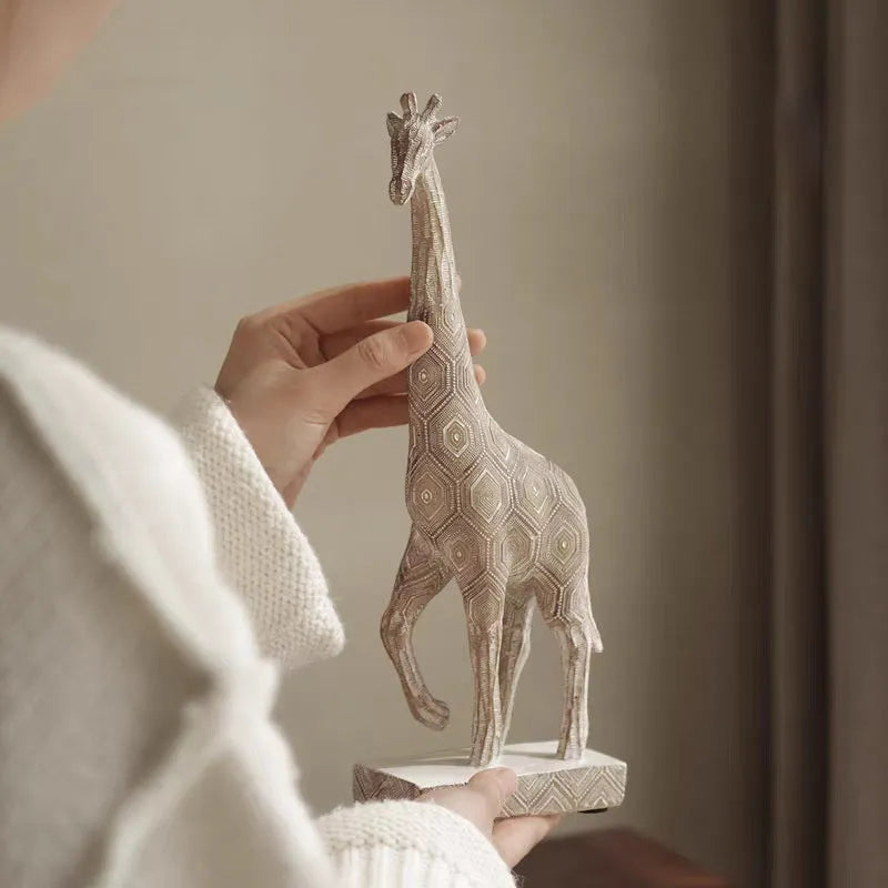 Wood colour European style giraffe resin ornament measuring 11cm high for home decoration