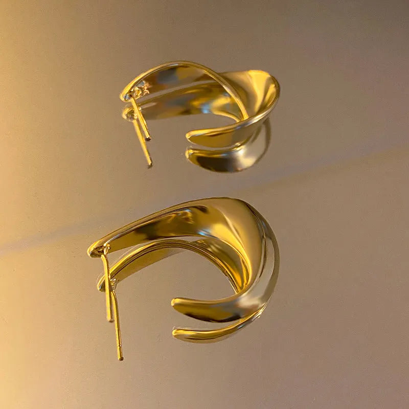 Metal twisted geometric earrings with round elements in gold or silver electroplated finish