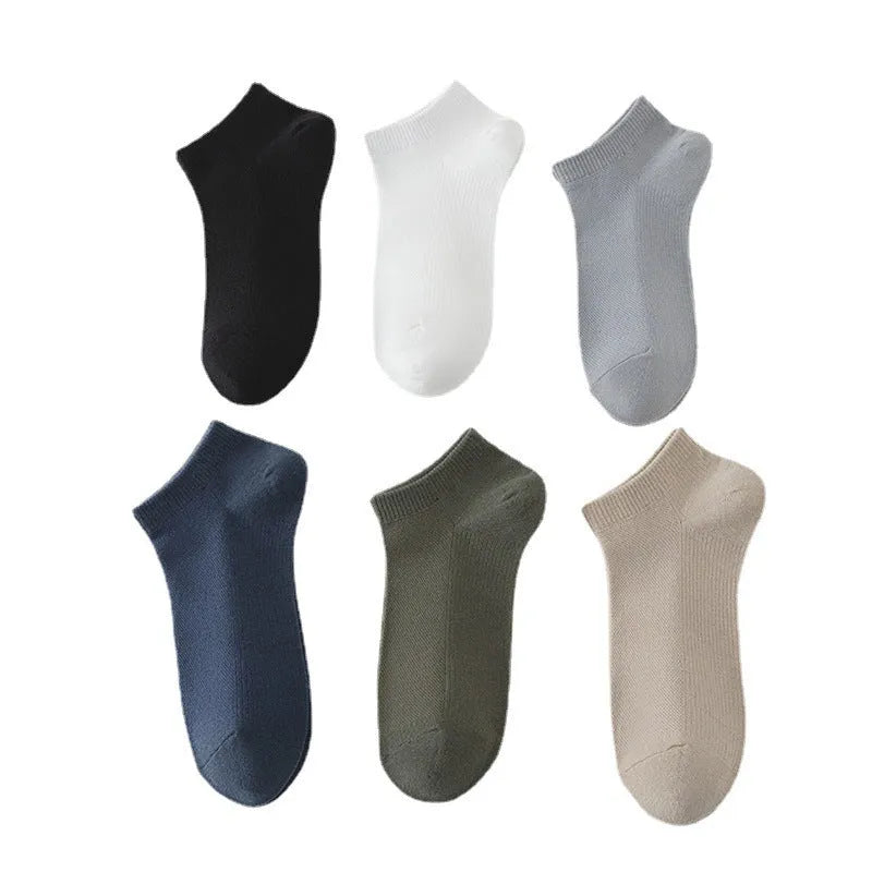 Men's solid colour low-cut boat socks made from polyester fibre on a plain background.