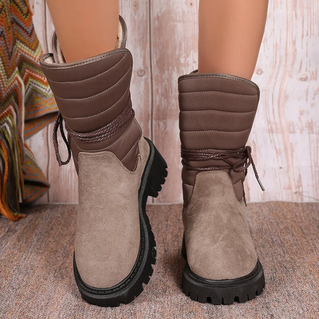 Women's chunky heel snow boots in suede with fleece lining and lace-up design