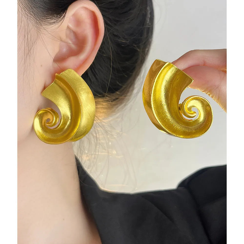 Geometric ear studs with retro design in gold and silver options, 5cm size
