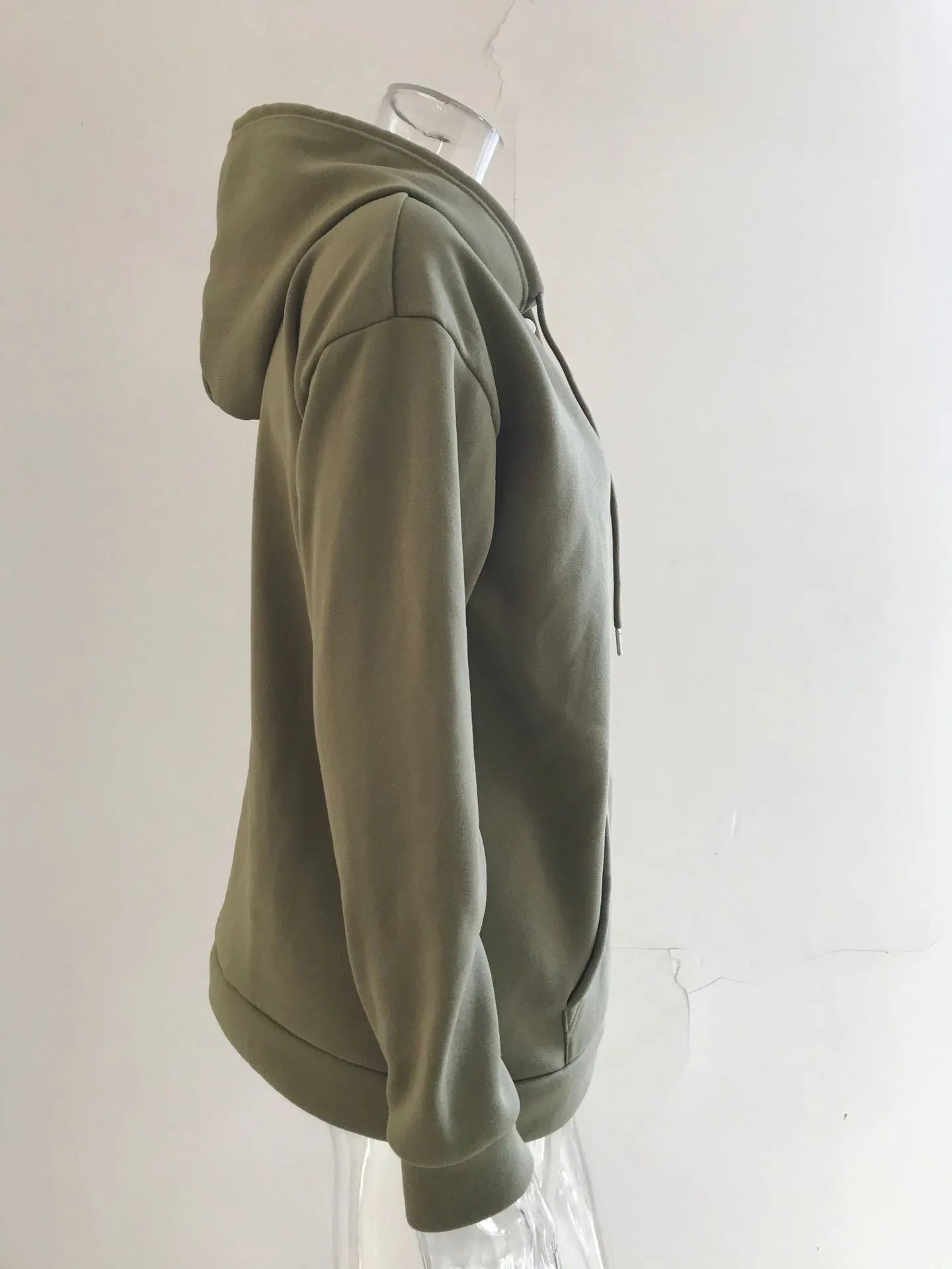 Men's loose fitting casual hooded sweater in black with long sleeves and single-breasted placket