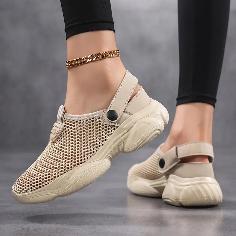 Women's black Flyknit casual sports sandals with round toe on a white background.
