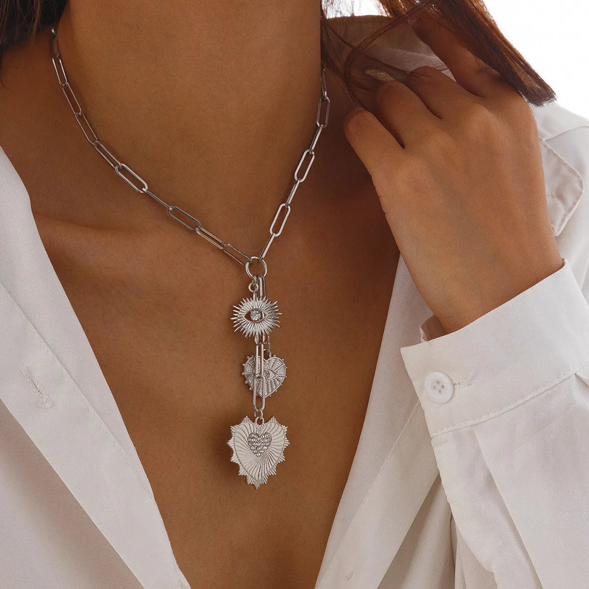 Cold wind heart-shaped alloy pendant clavicle chain in gold 6534 finish on women collarbone