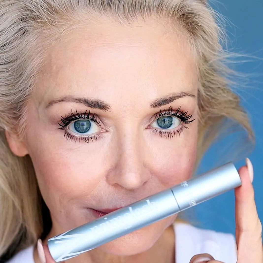 Black Eye Black eyelash brush comb makeup tool with 0.7g net content