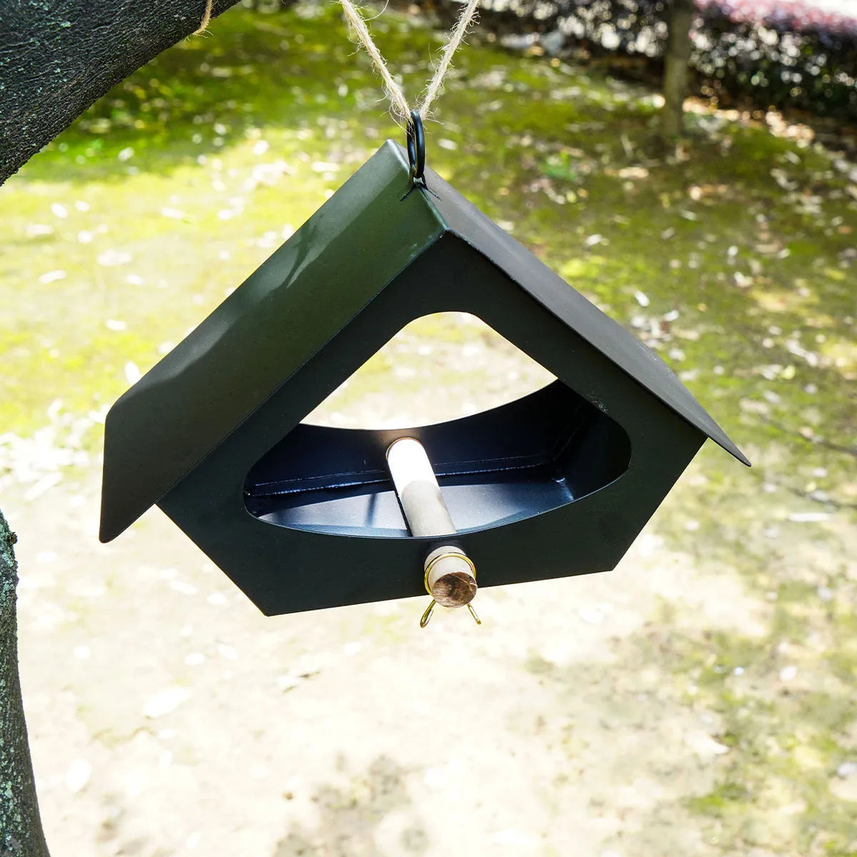 Modern European-style iron bird nest for outdoor garden bird feeding and decoration