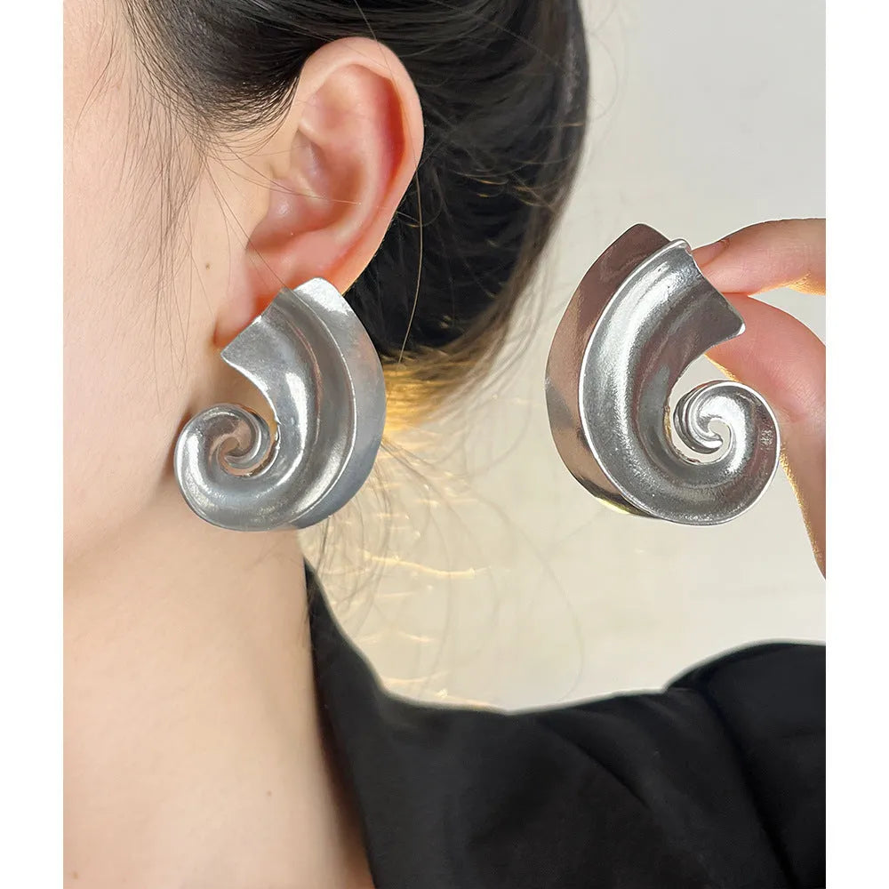 Geometric ear studs with retro design in gold and silver options, 5cm size