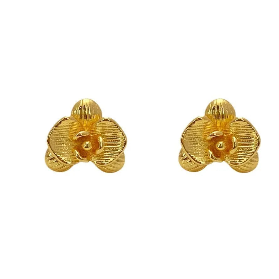 Retro flower earrings for women in gold or silver colour with electroplated copper construction