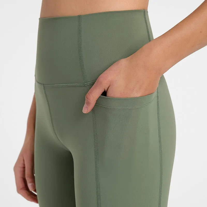 Women's solid colour sports shorts in a cotton blend fabric with super stretch, shown in a mid-length fit.