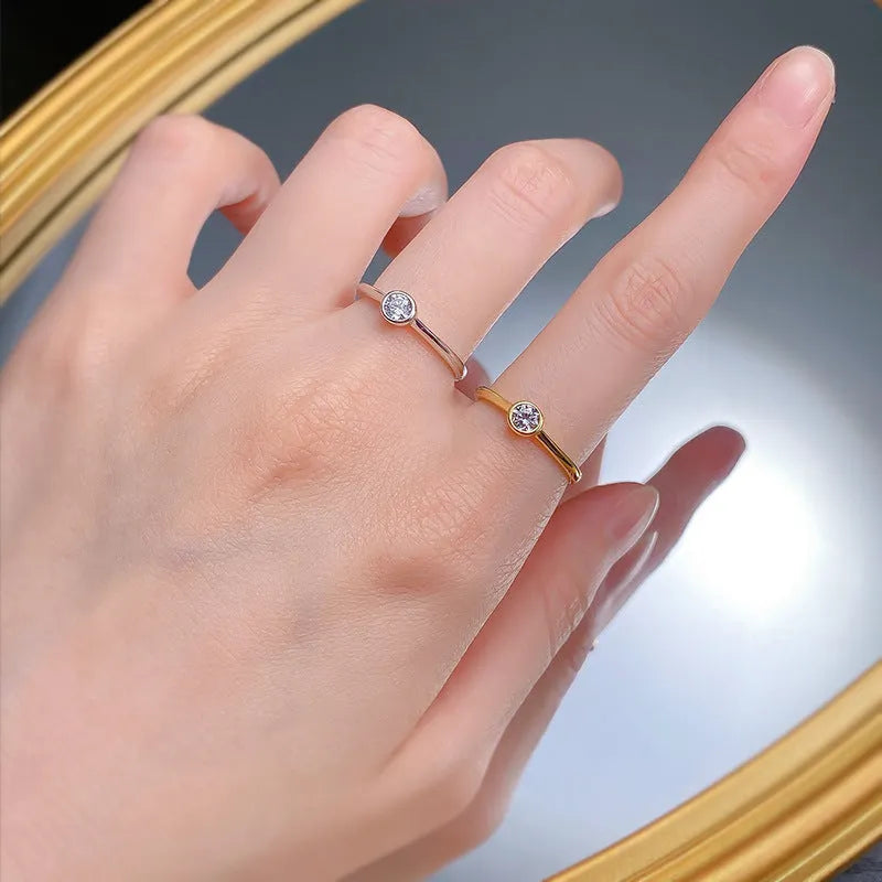 Minimalist crown-shaped silver ring with linear detailing in Korean style