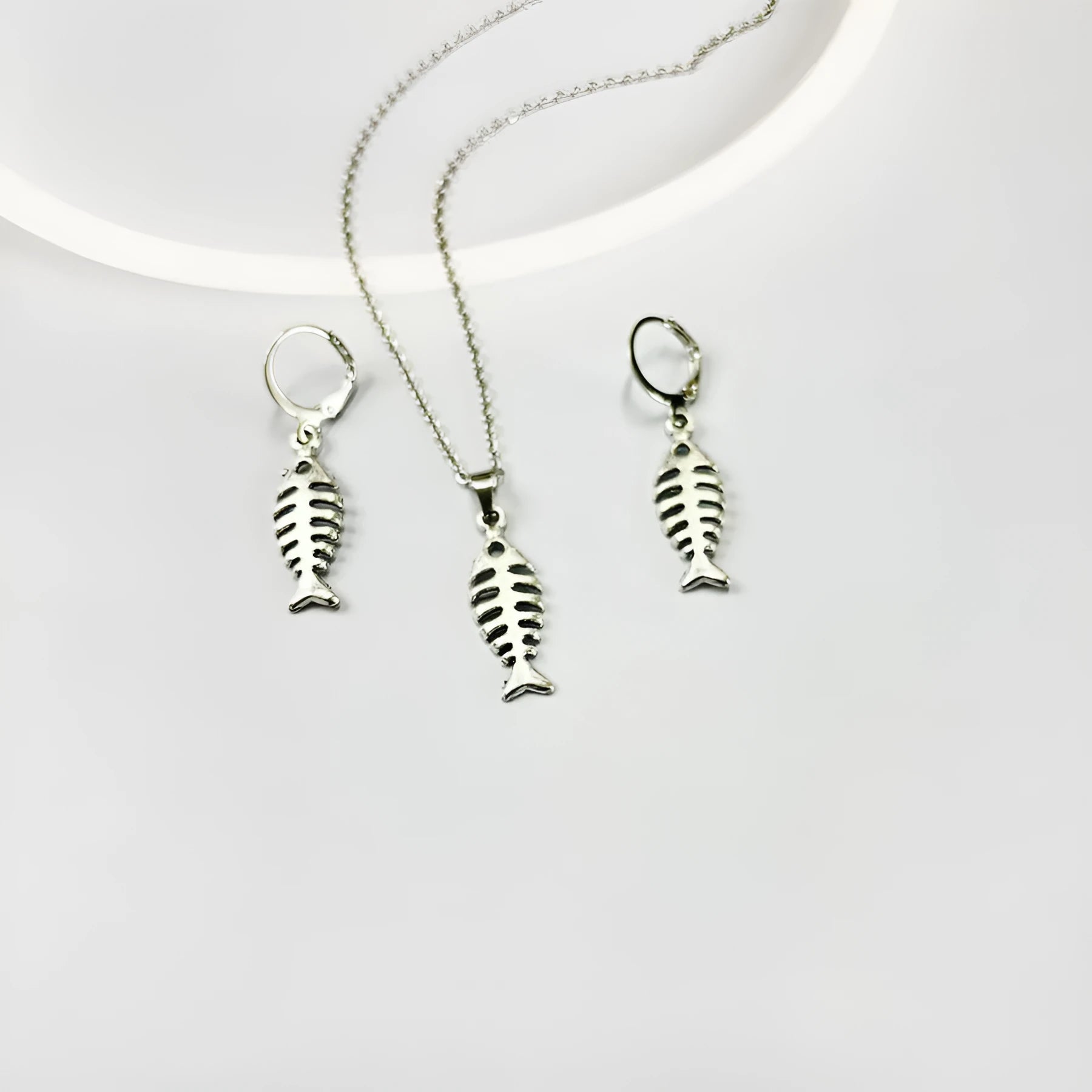 Retro style fishbone pendant necklace and matching earrings set on an alloy O-chain