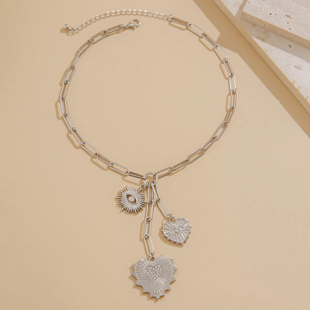 Cold wind heart-shaped alloy pendant clavicle chain in gold 6534 finish on women collarbone