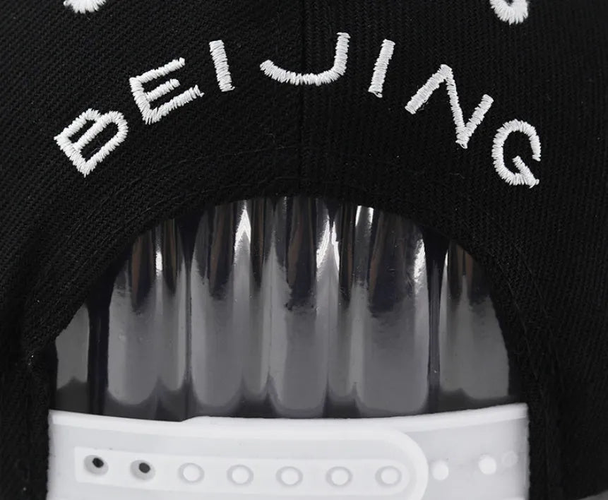 Cotton baseball cap with embroidered letters, adjustable strap, in black and white colours
