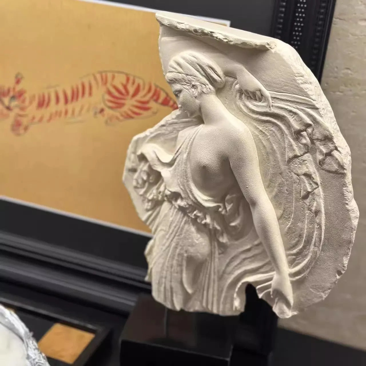 Modern European-style wine goddess resin sculpture ornament measuring 21x7x35cm