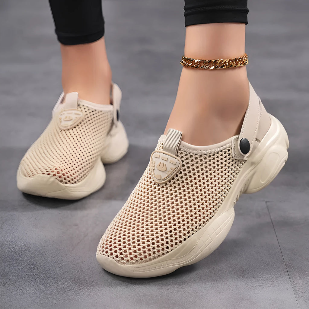 Women's black Flyknit casual sports sandals with round toe on a white background.