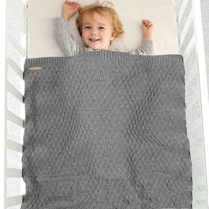 Solid colour infant hug blanket with three-dimensional lines in acrylic fabric, measuring 70 by 90 centimetres